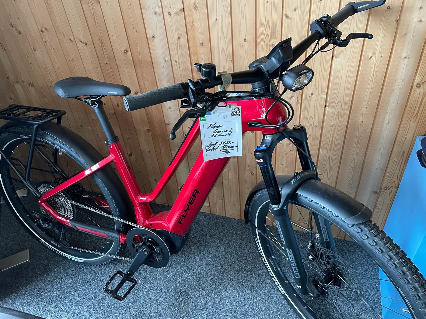 Lenker und Display eines E-Bikes im Showroom