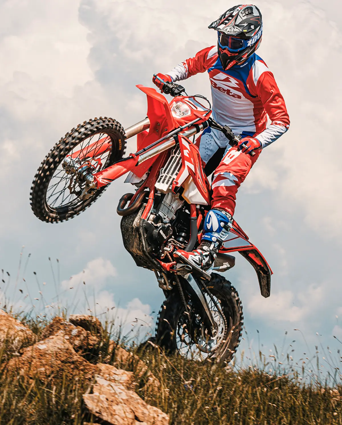 Fahrer auf einem roten Beta Enduro im Gelände