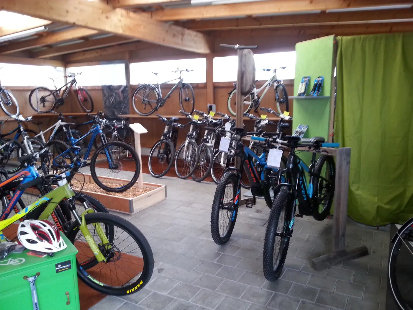 Grosse Auswahl an E-Bikes im Geschäft
