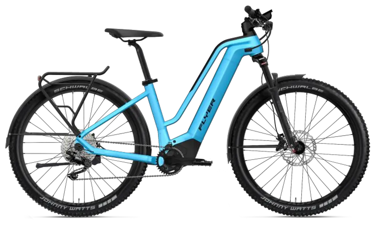 Hellblaues FLYER Trekking-E-Bike mit Gepäckträger