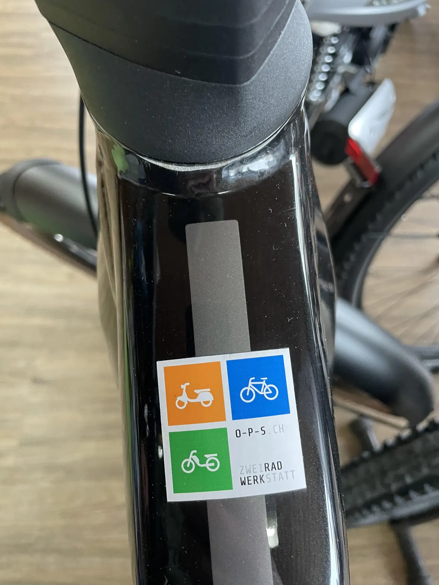 Schwarzes FLYER E-Bike mit Korb im Geschäft