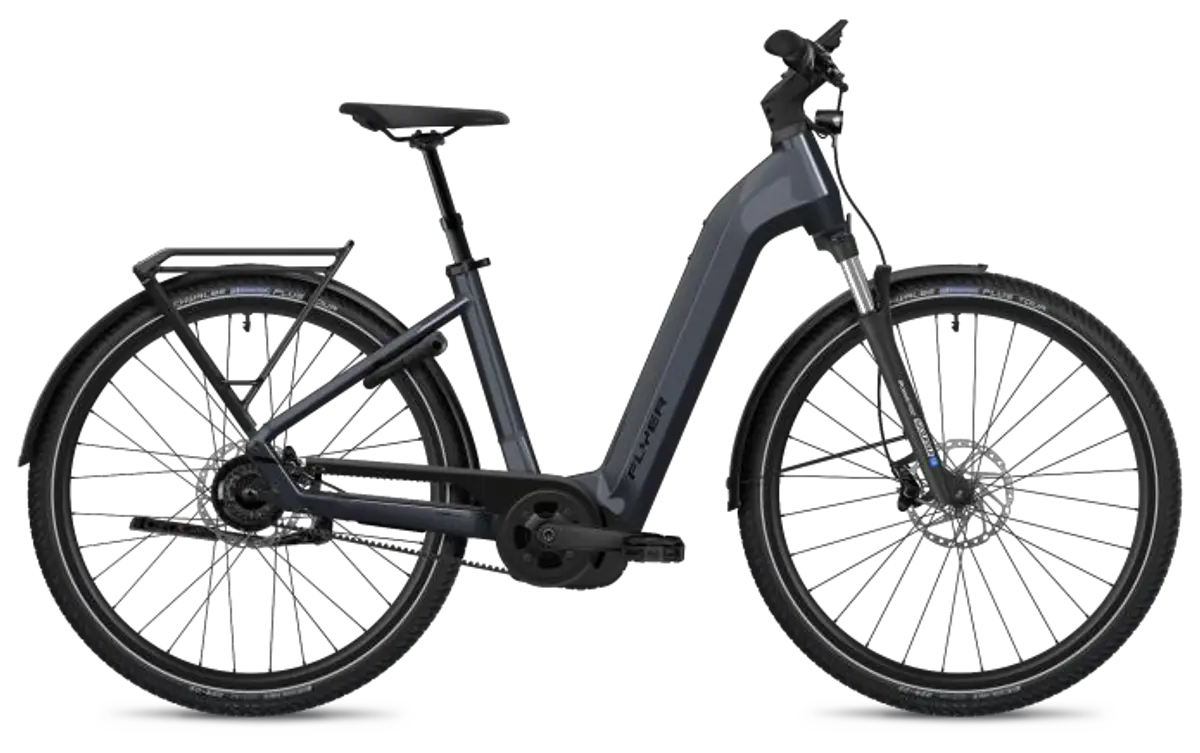 Graues FLYER City-E-Bike mit Tiefeinstieg und Gepäckträger