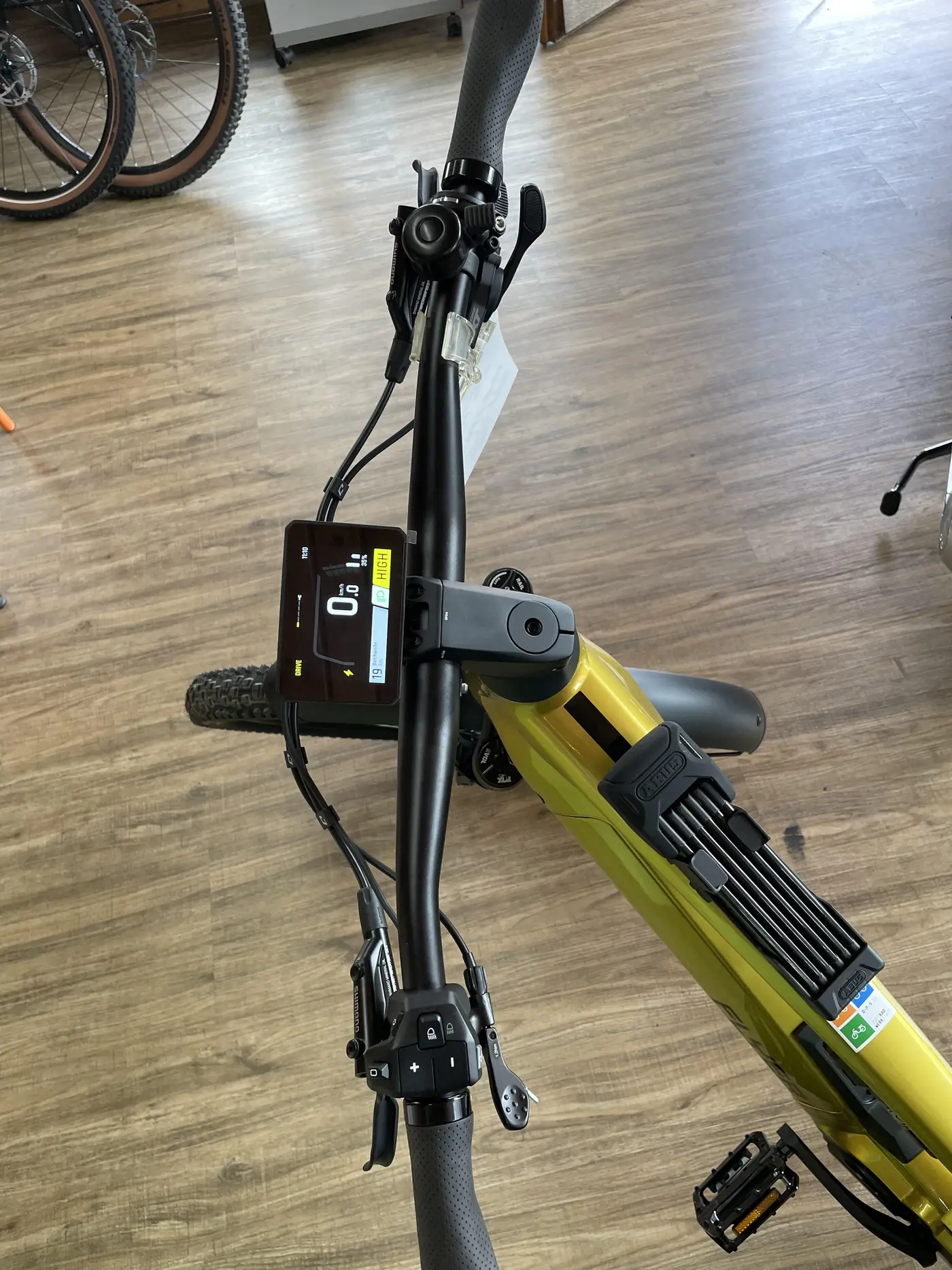 Schwarzes E-Bike im Showroom zwischen weiteren Modellen