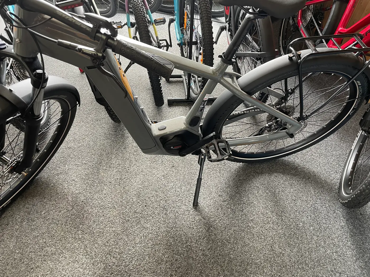 Rotes FLYER E-Bike vor Holzwand mit Preisschild