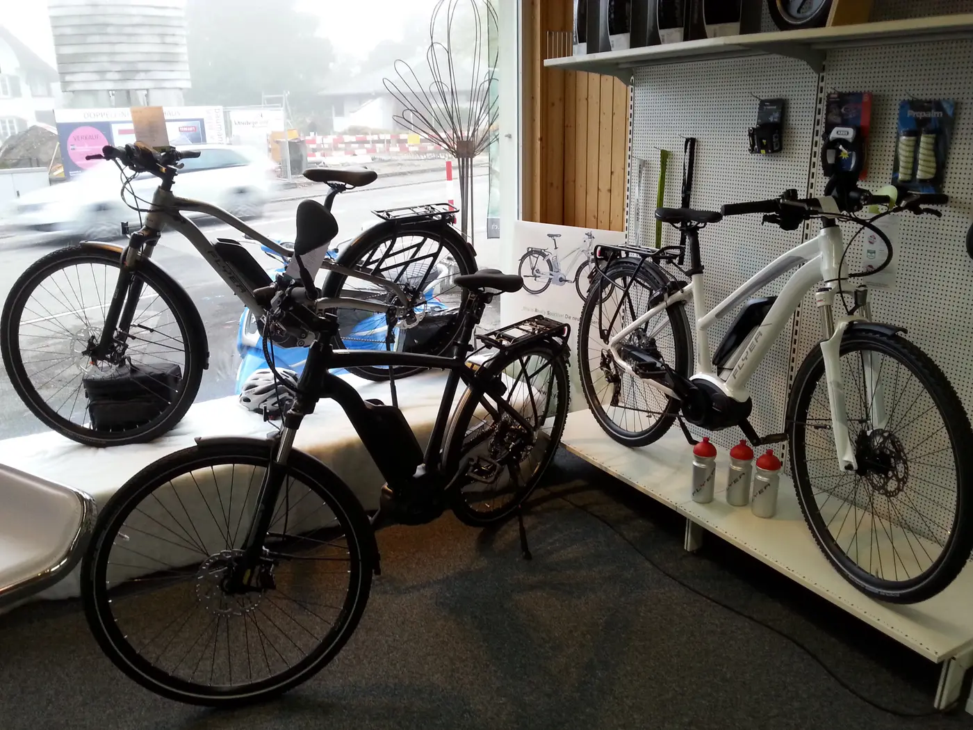 E-Bikes im Verkaufsraum von Zweirad Gisin