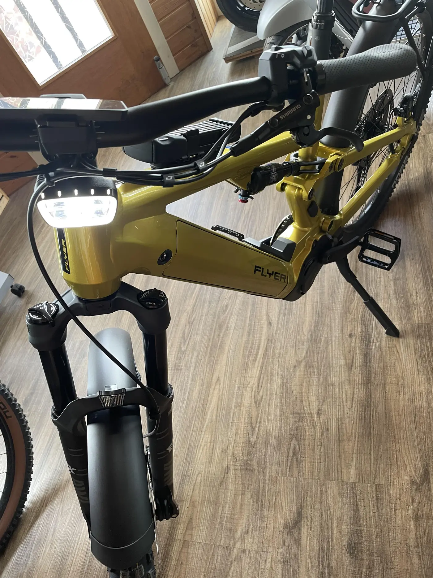 Cockpit eines gelben E-Bikes mit Display