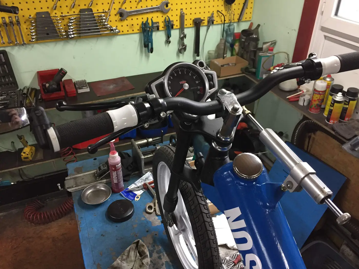Cockpit eines Custom-Umbaus in der Werkstatt
