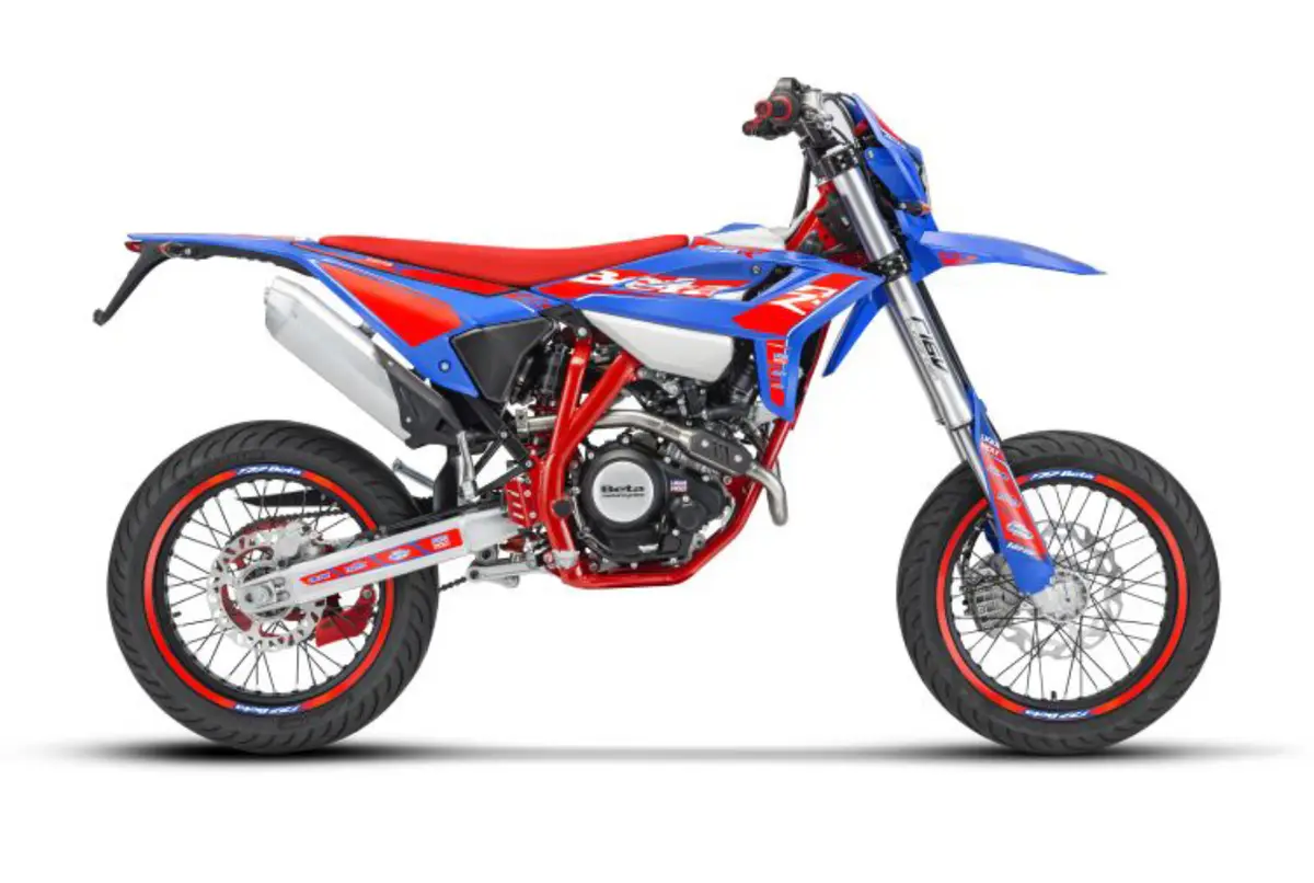 Beta Motorrad in Blau-Rot mit Strassenbereifung