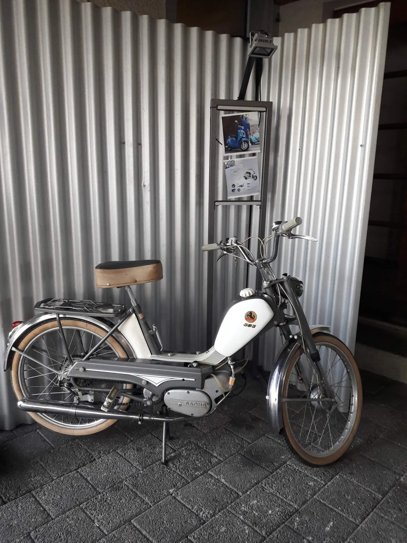 Restauriertes Oldtimer-Mofa vor einer Wellblechwand