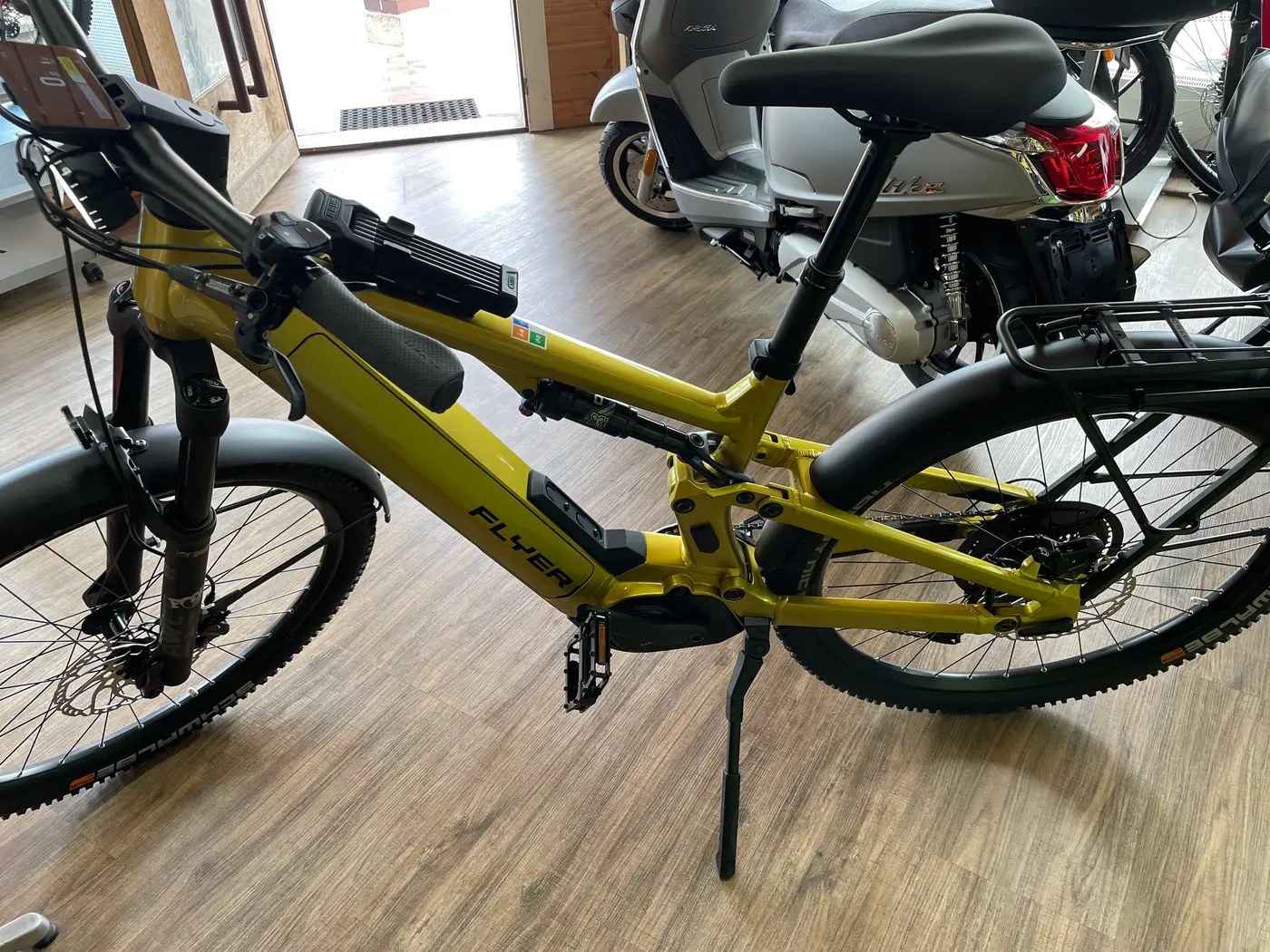 Gelbes FLYER E-Mountainbike mit Vollfederung