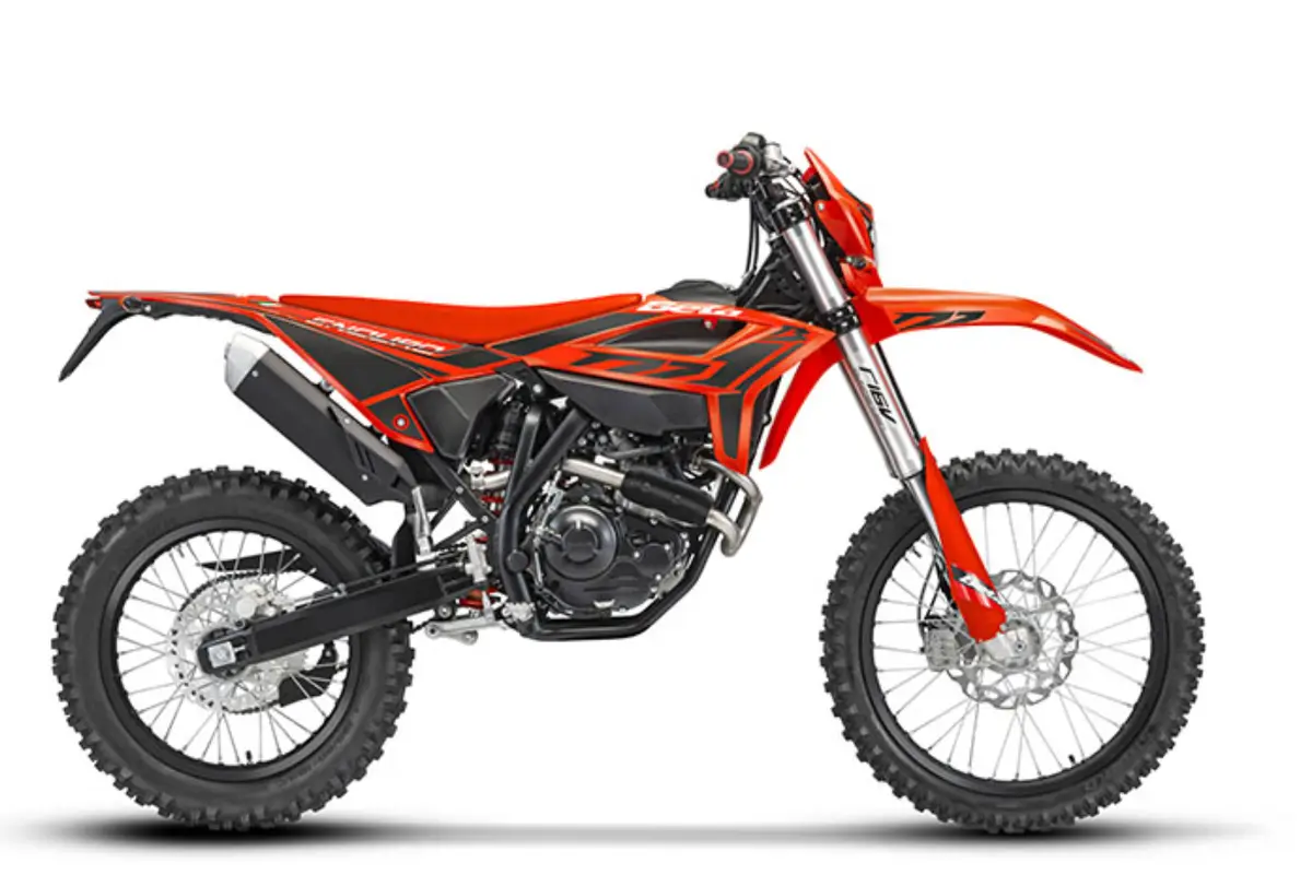 Beta Enduro Motorrad in Rot-Orange mit Stollenreifen
